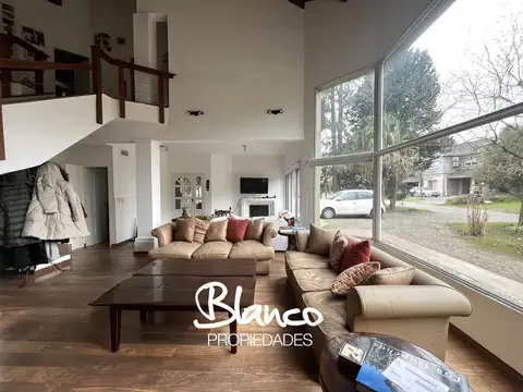 Casa en Venta con 2 cocheras