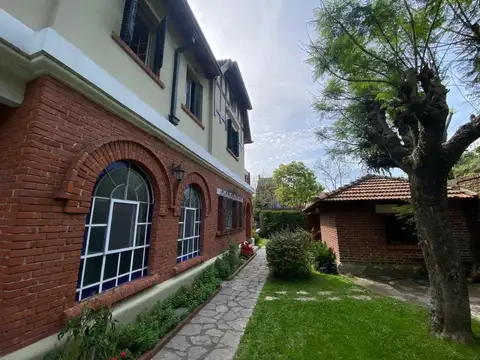 Casa 5 ambientes con 4 baños