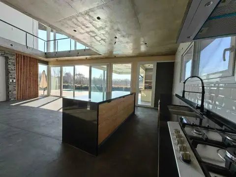 Casa 5 ambientes con 5 baños