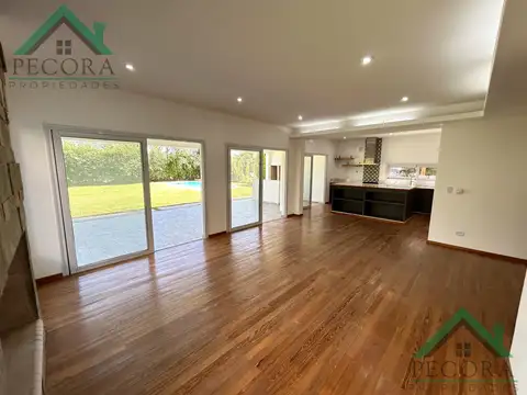 Casa en Venta con 3 cocheras