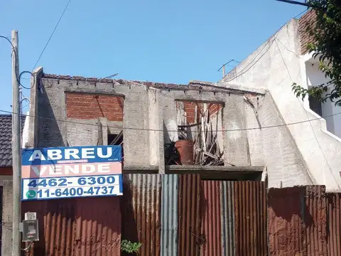 CASA  A TERMINAR EN VENTA  A MTROS DE OLAVARRIA    V. CELINA  (Calle Medina y Ugarte)