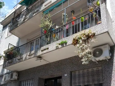 DEPARTAMENTO DE DOS AMB CONTRAFRENTE 1° PISO POR ESCALERA