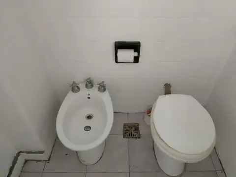 DEPARTAMENTO DE DOS AMB CONTRAFRENTE 1° PISO POR ESCALERA