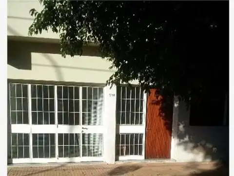 CASA DE 3 DORMITORIOS MAS CONSULTORIO MAS DEPARTAMENTO