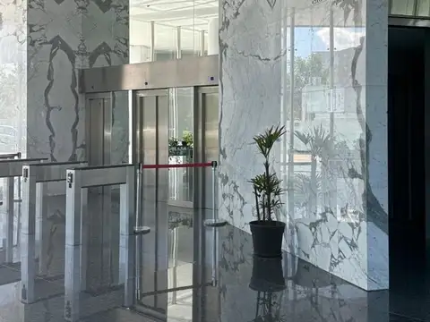 Oficina en Alquiler con 2 cocheras