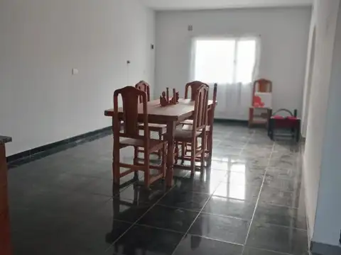 Casa en Alquiler con 1 cochera