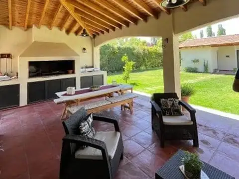 Casa 7 ambientes con 4 baños