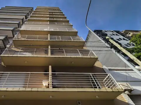 Venta Departamento 2 Ambientes. Balcón. Cochera Optativa. Flores Sur