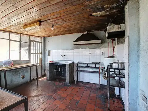 Estratégico edificio en Block  de Locales y Oficinas