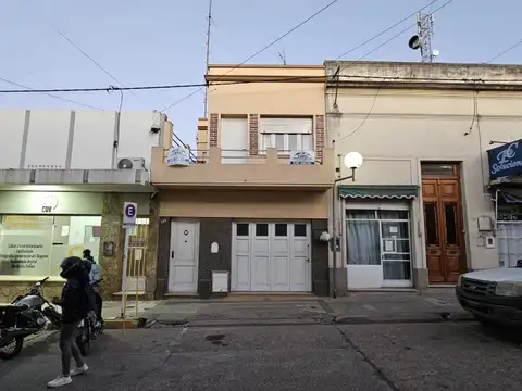 Casa de dos dormitorios, excelente ubicacion, Laprida y 25 de Mayo!
