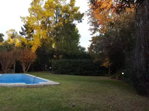 Casa con amplio parque y pileta
