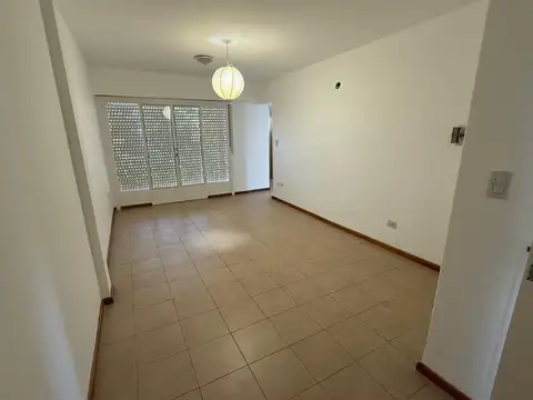 3 ambientes con balcón . Impecable Estado. Muy Buena Zona 1cuadra centro comercial
