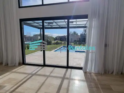 Casa en Barrio Don Joaquin en Canning con detalles de categoría