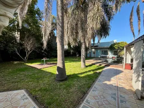 Chalet en esquina + Galpón (uso comercia o industrlial)