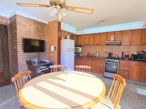 Casa 6 ambientes con 2 baños