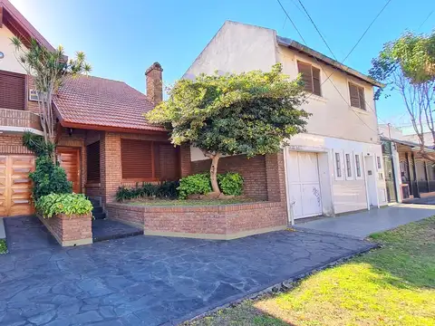 VENTA CASA CHALET 6 AMBIENTES CON PARQUE APTO CREDITO EN LANUS OESTE
