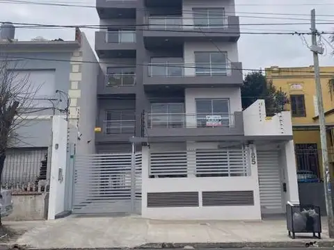 Departamento de 2 Ambientes con Cochera en Bernal Centro