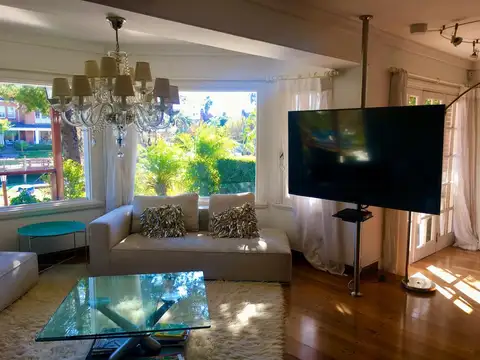 Casa en Venta con 2 cocheras