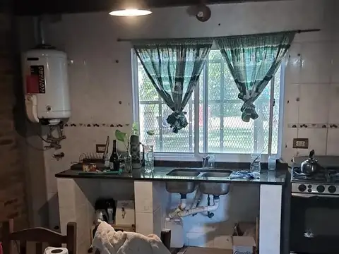 Casa 4 ambientes con 2 baños