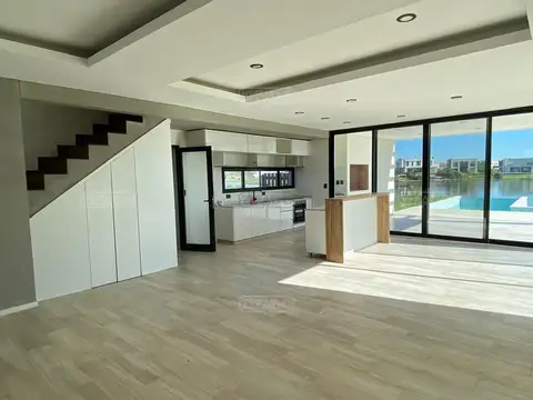 Casa 5 ambientes con 4 baños