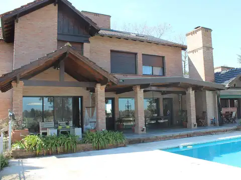 Casa en Venta con 2 cocheras