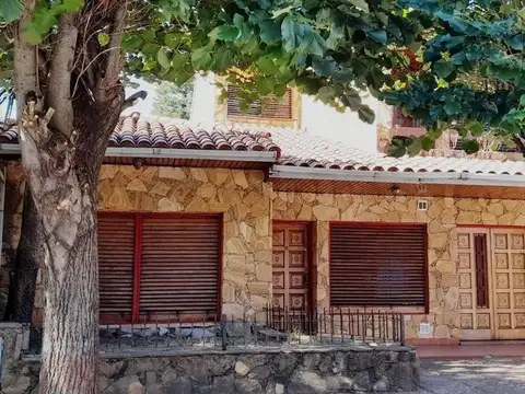 CASA 5 AMB EN VENTA EN BANFIELD COCHERA Y PISCINA