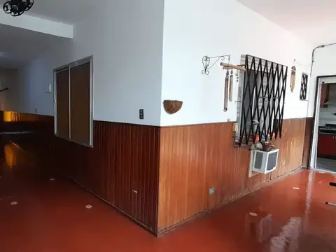 CASA 5 AMB EN VENTA EN BANFIELD COCHERA Y PISCINA