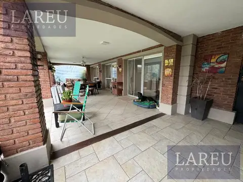 Casa 6 ambientes con 2 baños