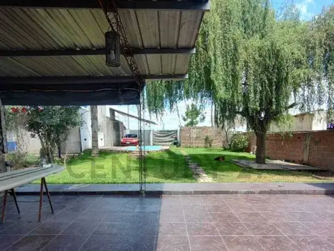 VENTA CASA CON PILETA AMPLIO TERRENO