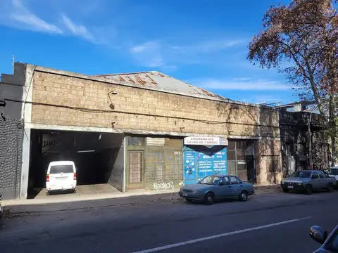 Venta Galpón con frente a 2 calles en Centro