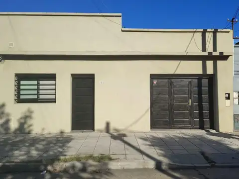 CASA DE 3 AMBIENTES EN VENTA EN QUILMES OESTE CENTRO.