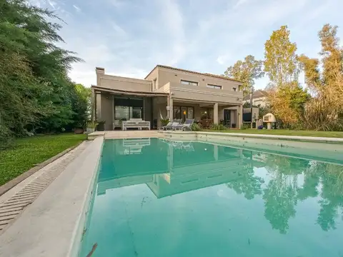 CASA VENTA CAMPOS DE ALVAREZ PISCINA LOTE CENTRAL