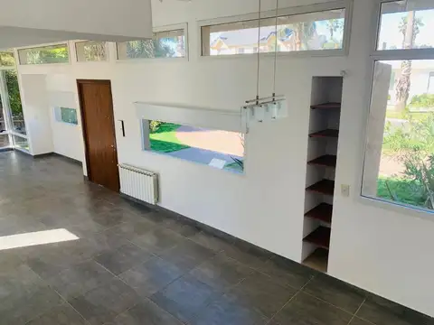 Casa 6 ambientes con 2 baños