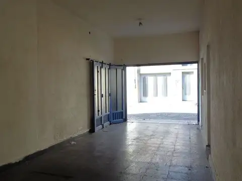 EN VENTA GALPON CON LOCAL COMERCIAL. URQUIZA 3500