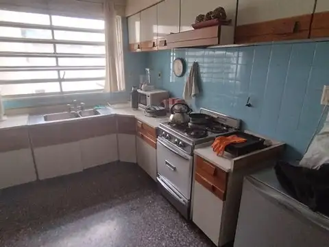 Casa 8 ambientes con 2 baños