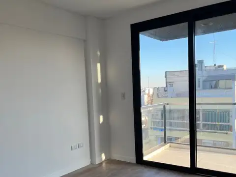 3 AMB PISOS , FRENTE A PLAZA LOS ANDES, EN LA MEJOR ZONA DE VILLA LURO , EXCELENTE VALOR