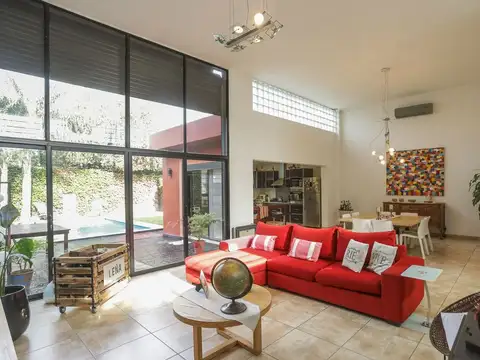 CASA EN VENTA EN CANNING CON PILETA