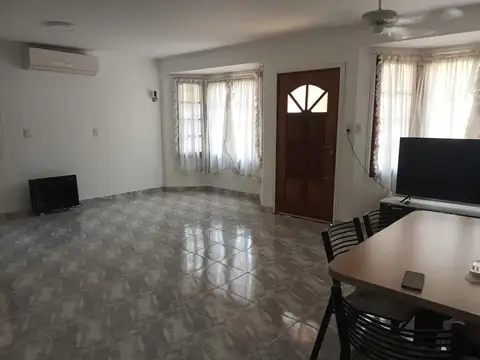CASA 4 AMBIENTES A NUEVO. EXCELENTE UBICACIÓN