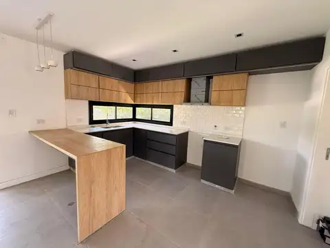 Casa 5 ambientes con 2 baños