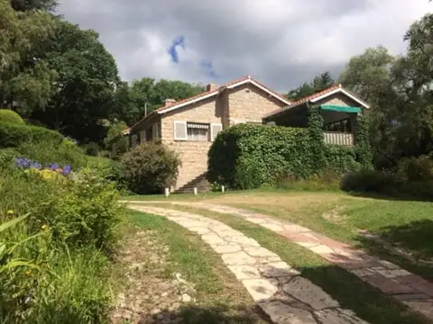 Se vende casa en La Cumbre barrio Golf, de estilo con vistas