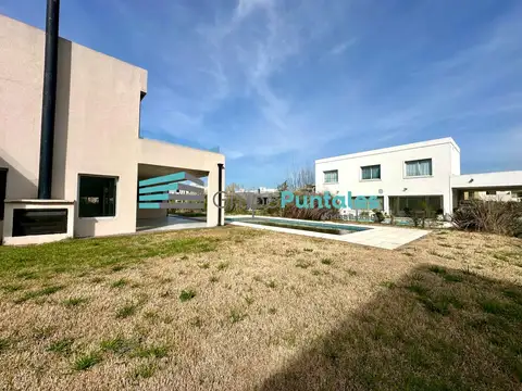 Casa en Lagos de Canning con 4 dormitorios mas escritorio a terminar con piscina