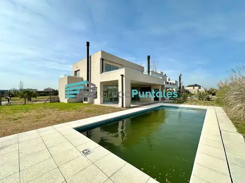 Casa en Venta con 2 cocheras