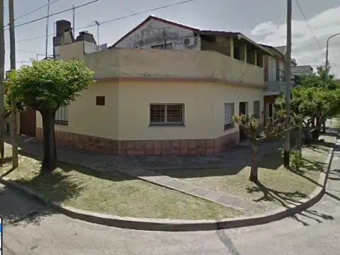 Casa 5 ambientes en esquina en Venta con departamento independiente - El Palomar