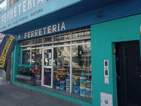 Casa en  casa al frente mas local comercial