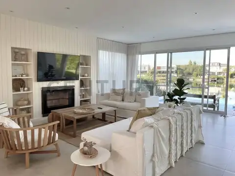 Casa en Venta con 4 cocheras