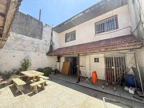 Casa en venta 4 ambientes LOTE PROPIO, más local, quincho y cochera. A REFACCIONAR.