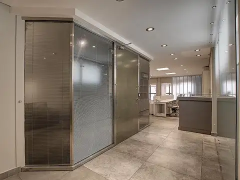 Oficina en planta completa. Piso alto. Cocheras. TOTALMENTE AMOBLADA, LISTA PARA ENTRAR.