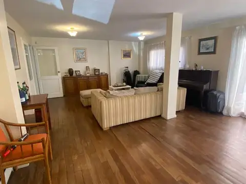 Casa 6 ambientes con 5 baños