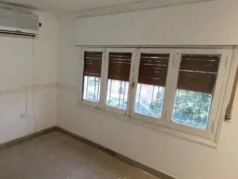 Casa 9 ambientes con 2 baños