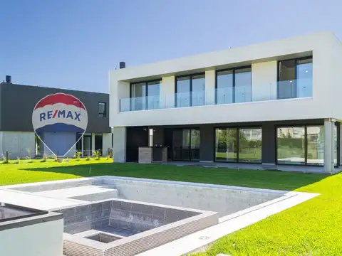 Casa en Venta con 6 cocheras